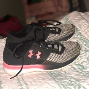 Under Armour Youth girls size 5 like new